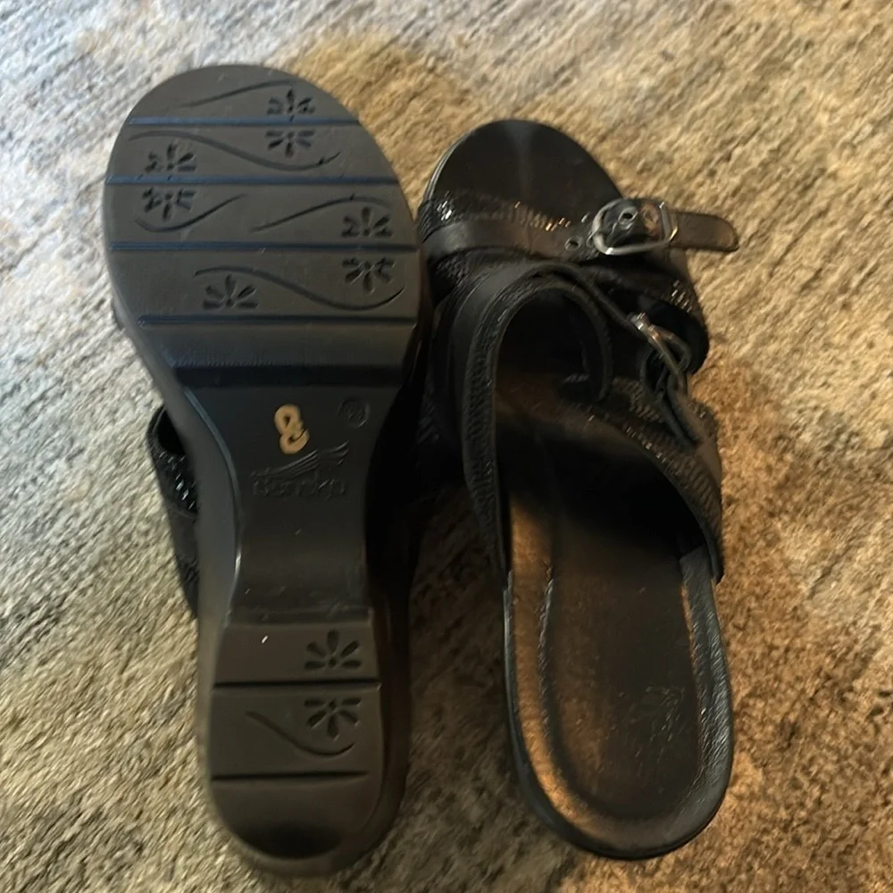 Dansko womens size 39 (8.5/9) Stylish Black Wedge Sandals- slip on